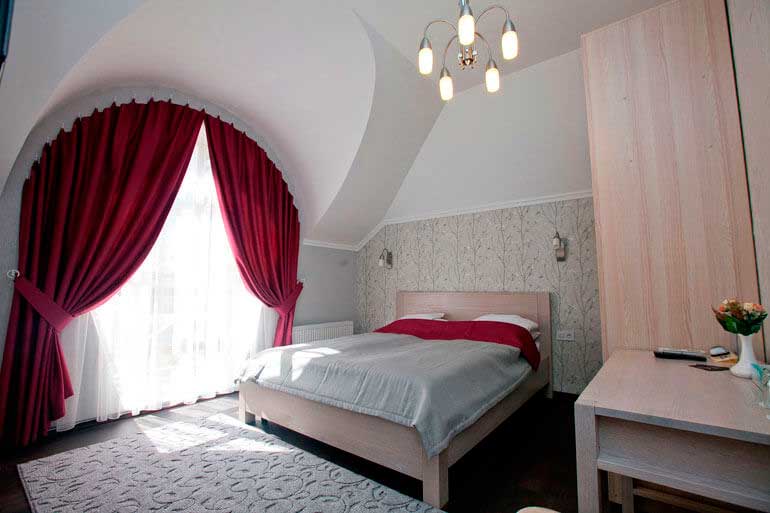 Двуспальная кровать в номере Полулюкс №4 в отеле Marsen, г.Винница