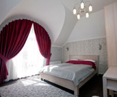 Двуспальная кровать в номере Полулюкс №4 в отеле Marsen, г.Винница