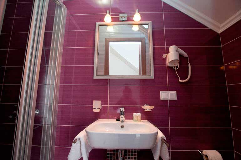 Ванная комната с душевой кабиной в номере Полулюкс №4 отеля Marsen, г.Винница