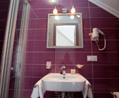 Ванная комната с душевой кабиной в номере Полулюкс №4 отеля Marsen, г.Винница