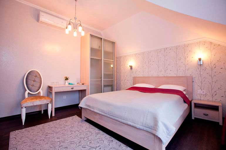 Двухместный номер Полулюкс №5 с двуспальной кроватью и балконом в отеле Marsen, г.Винница